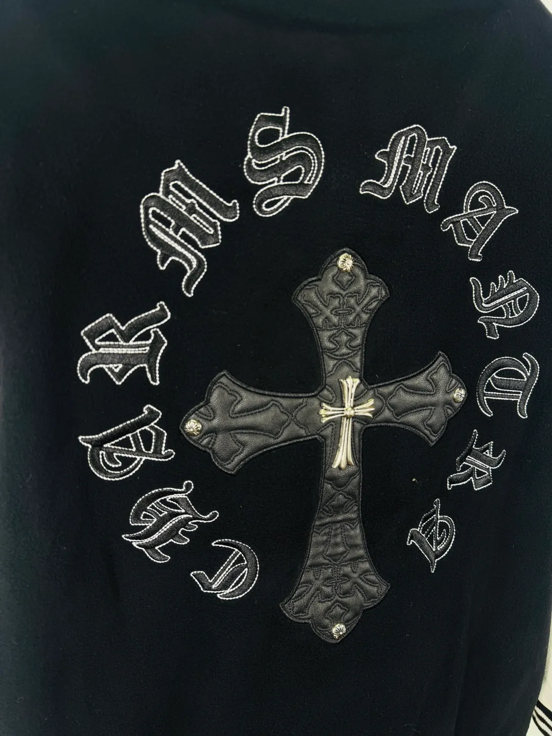 P520 top version 🐮 Real shot without P, ​​different from market products] Chrome Hearts 🍁Winter clothing is coming🍁 Sanskrit cross woolen leather sleeves spliced ​​baseball embroidered cotton jacket, heavy embroidery ➕ both sleeves and whole leather, counter synchronization, heavy industry! ! Customized version of thickened woolen fabric, silk lining, customized version of hardware, not the ordinary version on the market! ! Recommended color: wool with leather Code numbers: S, M, L, XL